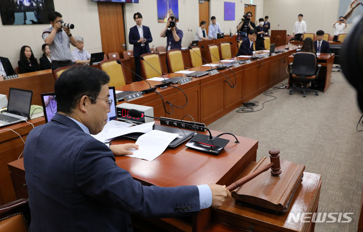 [서울=뉴시스] 고범준 기자 = 박성중 국민의힘 과학기술정보방송통신위원회 간사가 26일 오후 서울 여의도 국회에서 열린 과학기술정보방송통신위원회 전체회의에서 산회를 선포하며 의사봉을 두드리고 있다. 이날 장제원 위원장과 국민의힘 의원들은 불참했다. 2023.06.26. bjko@newsis.com