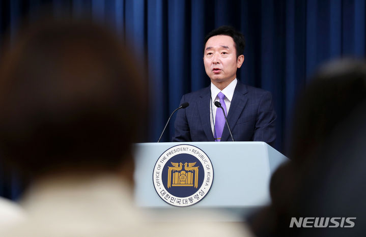 [서울=뉴시스] 홍효식 기자 = 이도운 대통령실 대변인이 26일 오후 서울 용산 대통령실에서 현안 관련 브리핑을 하고 있다. 2023.06.26. yesphoto@newsis.com