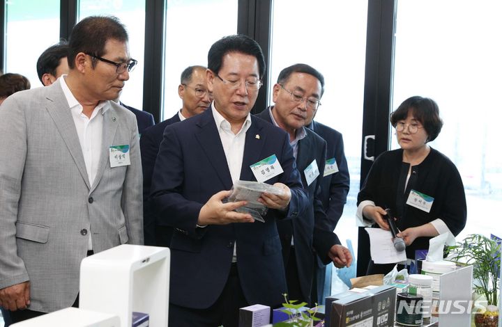 [함평=뉴시스] 이창우 기자=김영록 전남도지사가 26일 오후 함평군 학교면 동함평산단 내 ㈜천지운에서 열린 흑하랑 상추 가공제품 일본 수출 상차식 전시상품을 살펴보고 있다. (사진=전남도 제공) 2023.06.26. photo@newsis.com