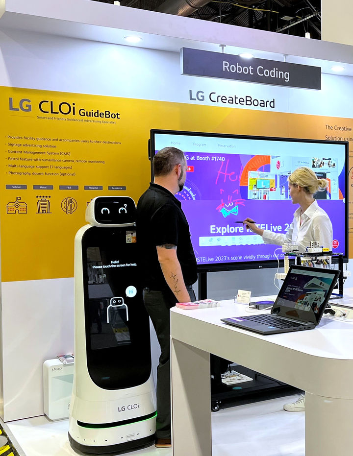 [서울=뉴시스] 미국 현지 교육 관계자들이 LG전자 부스를 찾아 전자칠판과 코딩 교육 교구를 체험하고 있는 모습. (사진=LG전자) 2023.06.27. photo@newsis.com *재판매 및 DB 금지