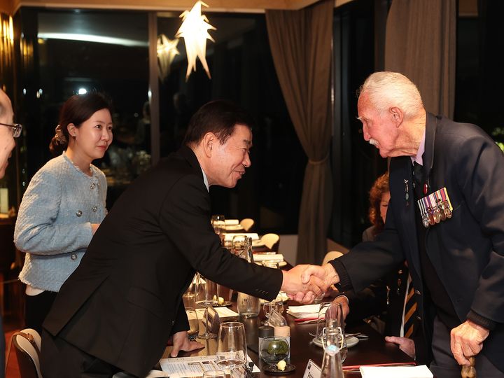 [서울=뉴시스] 뉴질랜드를 공식 방문 중인 김진표 의장이 26일(현지시간) 한국전 참전용사 초청 간담회를 통해 "참전용사들의 헌신이 헛되지 않도록 우방국 뉴질랜드와 세계 평화를 위해 노력할 것"이라고 밝혔다. *재판매 및 DB 금지