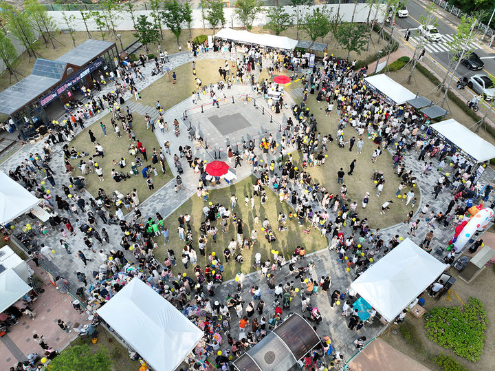 [부산=뉴시스] 부산 동래구는 지난 23일 수민어울공원에서 동래구육아종합지원센터 주관으로 열린 ‘함께모이 고(GO)! 함께나누 고(GO)! 고(GO)! 고(GO) 플리마켓’을 성공적으로 개최했다. (사진=동래구청 제공) *재판매 및 DB 금지