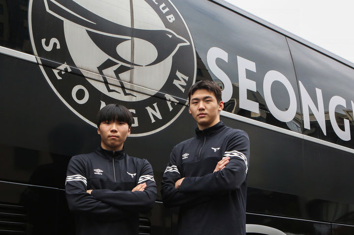 [서울=뉴시스]성남FC U18 풍생고 김지수, 장하민 프로 훈련 동참. 2022.01.14. (사진=성남FC 제공) *재판매 및 DB 금지