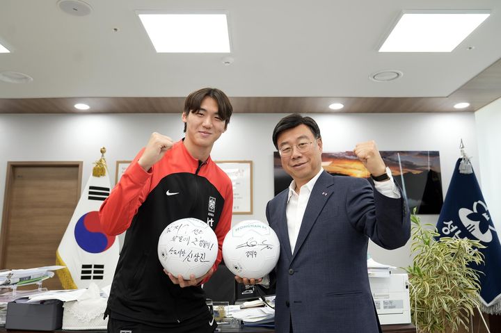 [서울=뉴시스]FIFA U20 월드컵 4강 김지수 귀국, 구단주와 차담. 2023.06.13. (사진=성남FC 제공) *재판매 및 DB 금지