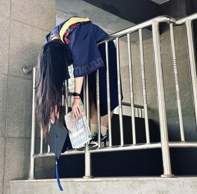 중국 학생들이 올린 '사망 졸업 사진'. 사진 샤오훙수 캡쳐 *재판매 및 DB 금지