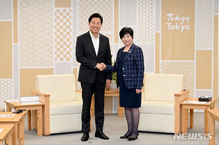[도쿄=뉴시스]오세훈 서울시장은 27일 일본 도쿄도청에서 고이케 유리코 도쿄도지사를 만나 기념촬영을 하고 있다.(제공=서울시)2023.06.27. photo@newsis.com