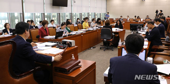 [서울=뉴시스] 전진환 기자 = 강기윤 보건복지위원회 제1법안심사소위원장이 27일 오전 서울 여의도 국회 보건복지위원회 회의실에서 열린 제1법안심사소위원회에서 의사봉을 두드리고 있다. 2023.06.27. amin2@newsis.com