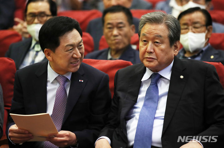 [서울=뉴시스] 고범준 기자 = 김기현 국민의힘 대표와 김무성 전 새누리당(현 국민의힘) 대표가 7일 오전 서울 여의도 국회 의원회관에서 열린 가락문화 계승과 발전을 위한 세미나에서 대화를 하고 있다. 2023.06.27. bjko@newsis.com