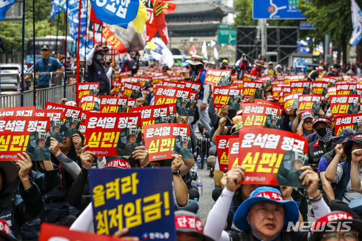 [서울=뉴시스] 정병혁 기자 = 27일 서울 세종대로에서 열린 윤석열 정부 심판 및 최저임금 인상을 위한 한국노총 노조간부 결의대회에 참가한 한국노총 조합원들이 피켓을 들고 구호를 외치고 있다. 2023.06.27 jhope@newsis.com