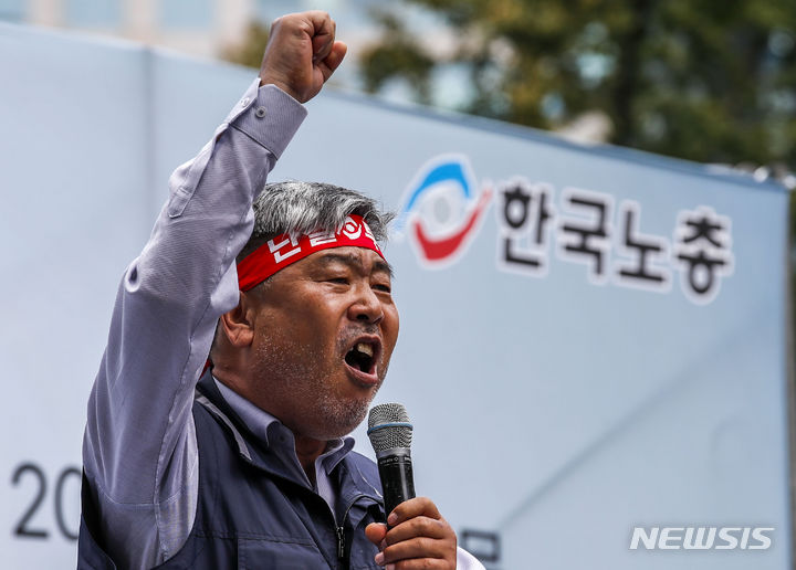 [서울=뉴시스] 정병혁 기자 = 김동명 한국노총 위원장이 지난해 6월 27일 서울 세종대로에서 열린 윤석열 정부 심판 및 최저임금 인상을 위한 한국노총 노조간부 결의대회에서 대회사를 하고 있다. 2023.06.27 jhope@newsis.com