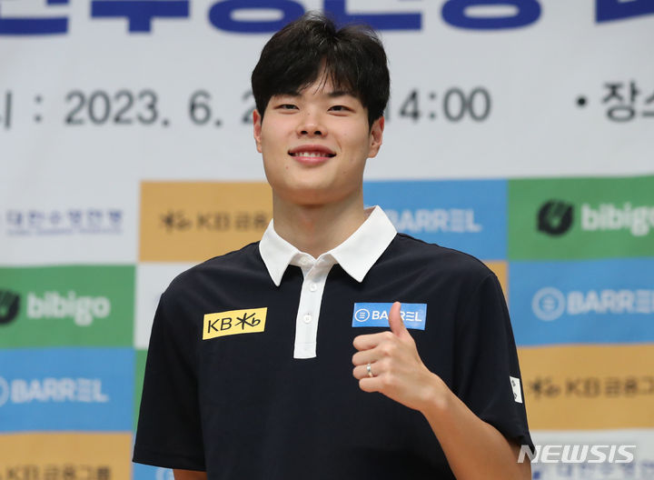 [진천=뉴시스] 황준선 기자 = 세계수영선수권대회 경영 국가대표 이호준이 27일 오후 충북 진천군 국가대표 선수촌에서 열린 미디어데이 행사에서 기념촬영을 하고 있다. 2023.06.27. hwang@newsis.com