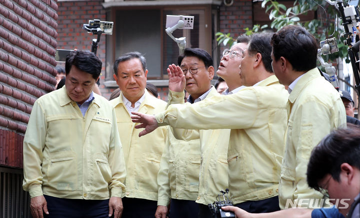 [서울=뉴시스] 김명년 기자 = 이재명 더불어민주당 대표가 27일 오후 서울 관악구 신사시장 일대에서 수해 대비 현장 점검을 하고 있다. 2023.06.27. kmn@newsis.com