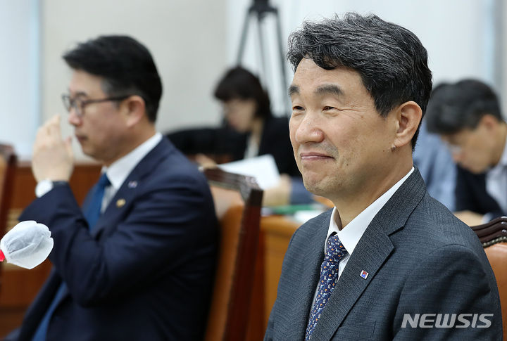 [서울=뉴시스] 이영환 기자 = 이주호 사회부총리 겸 교육부 장관이 27일 오후 서울 여의도 국회에서 열린 교육위원회 전체회의에서 미소를 짓고 있다. 2023.06.27. 20hwan@newsis.com
