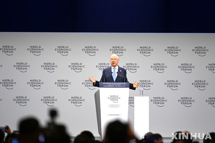 다보스포럼, '엡스타인 연루' 혐의로 회장 조사…회장 "과거 범죄 몰랐다"