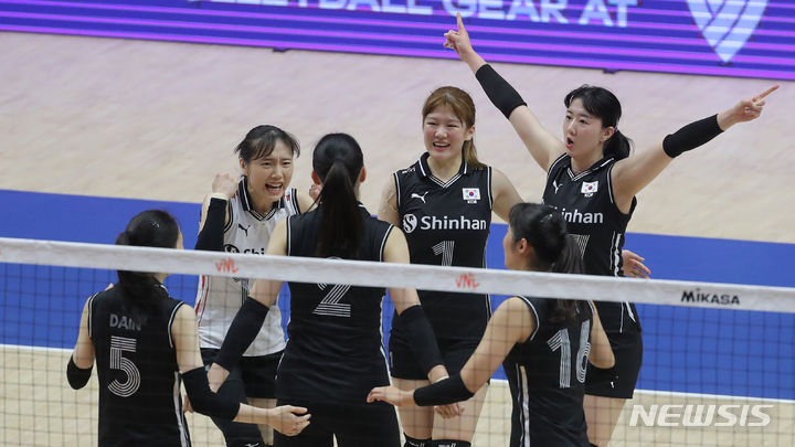 [수원=뉴시스] 김금보 기자 = 27일 오후 경기 수원시 서수원칠보체육관에서 열린 2023 국제배구연맹(FIVB) 발리볼네이션스리그(VNL) 3주차 여자배구 대한민국 대 불가리아의 경기, 1세트 대한민국 이주아 득점 때 김다은, 강소휘와 선수들이 기뻐하고 있다. 2023.06.27. kgb@newsis.com