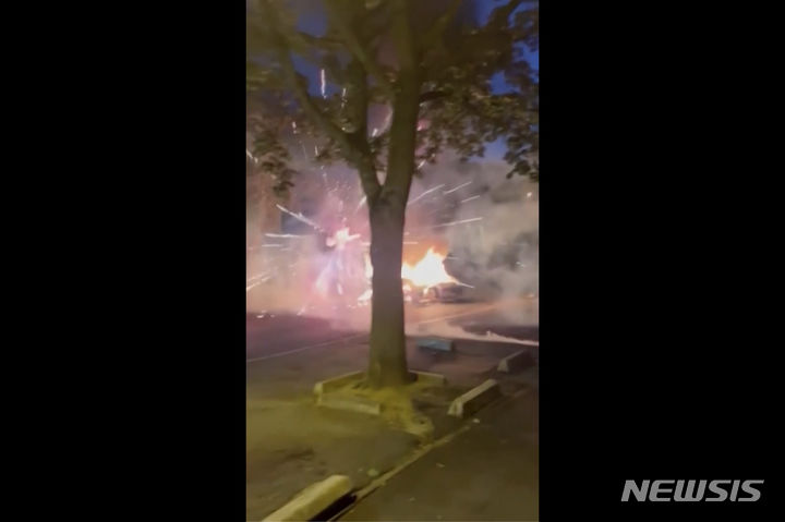 [낭테르(프랑스)=AP/뉴시스]프랑스 낭테르에서 27일(현지시간) 경찰의 검문을 받던 차량이 도로의 기둥을 들이받은 후 불꽃이 터지면서 불붙는 장면을 찍은 동영상 모습. 경찰의 검문 중 총격으로 17세 배달 기사가 숨진데 분노한 산발적 폭력 사태가 프랑스의 많은 도시들에서 발생함에 따라 프랑스 정부는 28일 파리와 다른 대도시 주변에 경찰력을 강화하고 진정을 촉구했다. 2023.06.28.