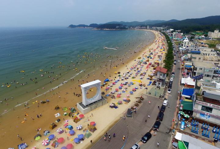 [태안=뉴시스] 만리포 해수욕장 전경. (사진=뉴시스 DB). photo@newsis.com  *재판매 및 DB 금지