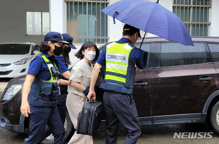 [해남=뉴시스] 박상수 기자 = 아버지를 살해한 혐의로 무기징역을 선고받고 복역 중인 김신혜씨가 28일 오전 재심을 받기 위해 광주지법 해남지원에 들어서고 있다. parkss@newsis.com 2023.06.28.