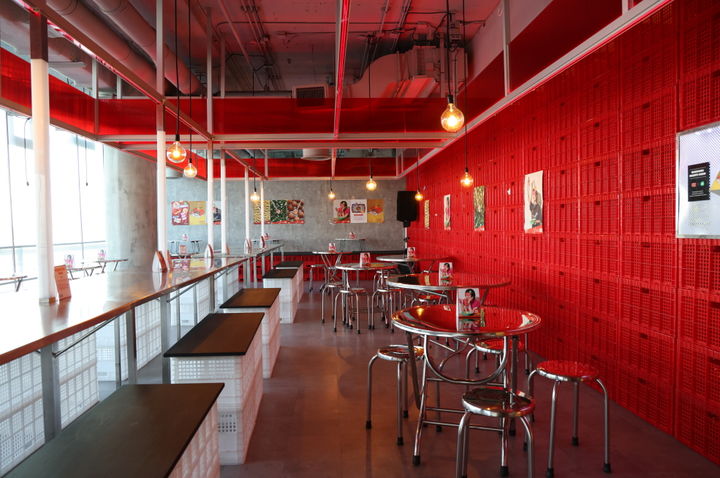 [서울=뉴시스] 이노션이 태국 방콕 최대 쇼핑센터 시암 디스커버리 3층에 전시한 '보글보글 K-라면 팝업스토어'. (사진=이노션 제공) 2023.06.28 photo@newsis.com *재판매 및 DB 금지