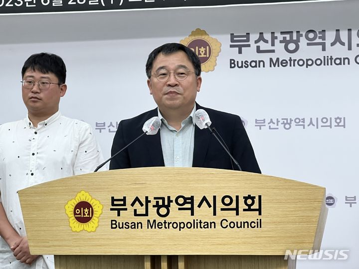 [부산=뉴시스] 원동화 기자 = 부산시민운동단체연대가 28일 부산시의회 브리핑룸에서 '민선 8기 부산시정 1년 차 평가' 결과발표회를 열었다. 도한영(오른쪽) 부산시민운동단체연대 운영위원장이 결과를 발표하고 있다. dhwon@newsis.com