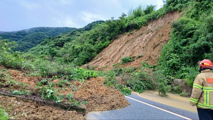 28일 오전 9시5분께 정읍시 산내면 사실재 터널 인근 도로에서는 산사태가 발생했다. (전북소방본부 제공) *재판매 및 DB 금지