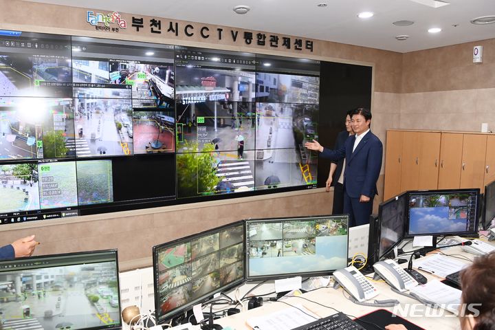 [부천=뉴시스] 정일형 기자 = 부천 CCTV 통합관제센터서 시연 중인 '군중안전설루션. (사진은 부천시 제공)