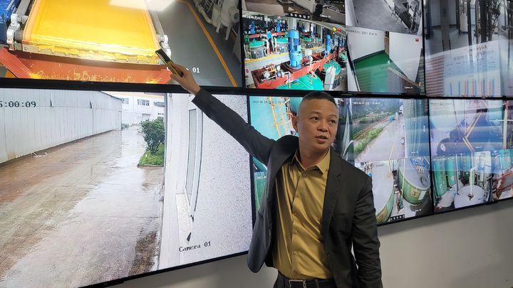 줘중비아오 컬러레이 회장이 스마트공장 시설을 소개하고 있다. (사진=컬러레이). *재판매 및 DB 금지