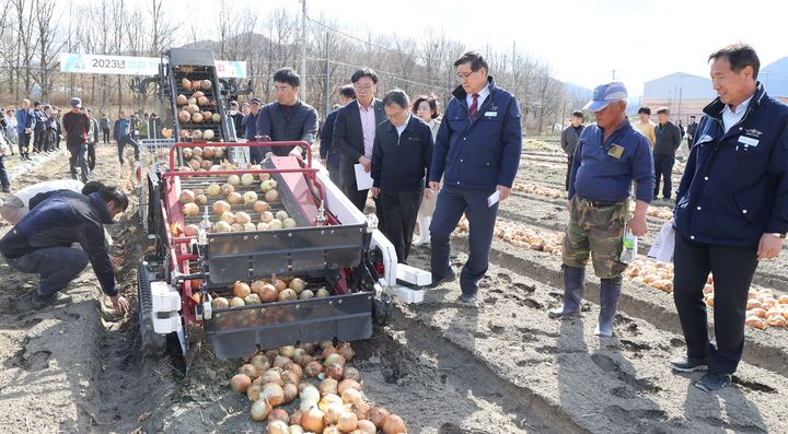 [함양=뉴시스] 함양군청 2023 양파 기계화 수거기 연시회 *재판매 및 DB 금지 *재판매 및 DB 금지