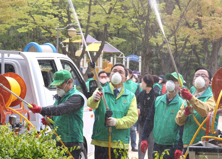 [서울=뉴시스]지난 4월 새마을방역봉사대 발대식에 참석한 조성명(왼쪽 두번째) 강남구청장.(사진=강남구 제공) *재판매 및 DB 금지