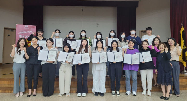 호산대학교 대학일자리센터는 간호학과 3~4학년 재학생을 대상으로 학습성과 진로취업 로드맵 경진대회를 개최했다. 사진은 대회 입상자들이 기념 사진을 촬영하고 있다. *재판매 및 DB 금지