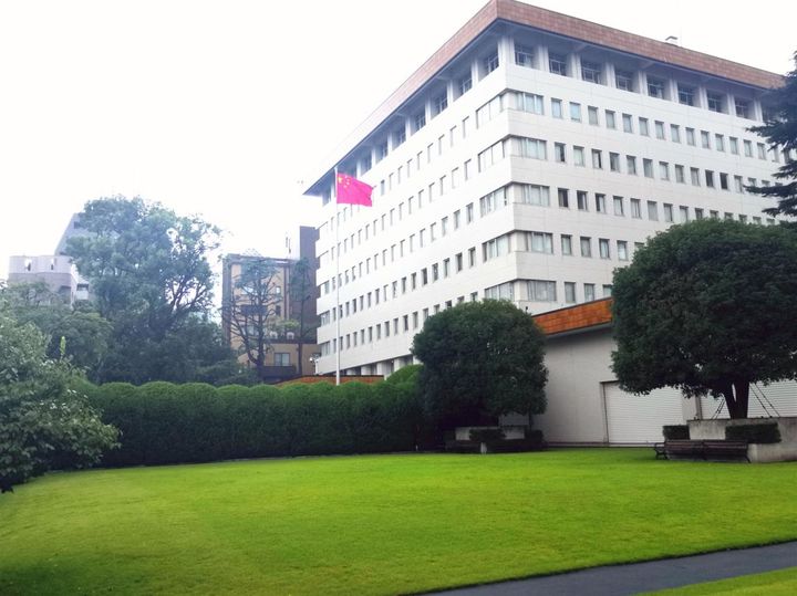 [서울=뉴시스] 린젠 중국 외교부 대변인은 24일 정례브리핑에서 "이날 오전 일본 자위대 현역 인﻿﻿원이라고 자칭한 한 무법자가 담을 넘어 주일 중국대사관에 강제로 침입했다"며 강도 높게 항의했다. 사진은 주일 중국대사관 건물. (사진=주일본 중국대사관 홈페이지 갈무리) 2026.03.24 photo@newsis.com