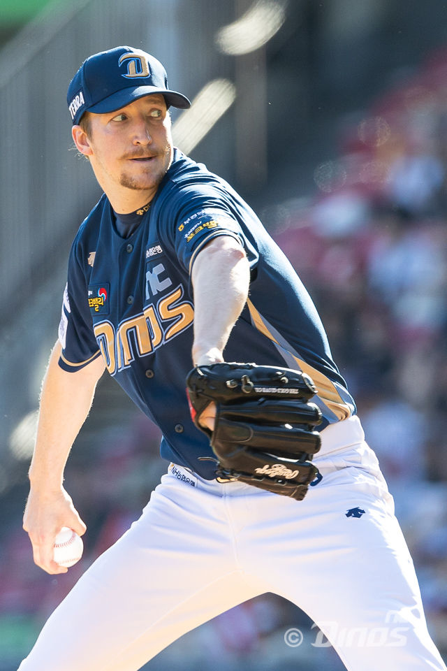 [서울=뉴시스] NC 다이노스의 외국인 에이스 에릭 페디가 28일 잠실구장에서 열린 두산 베어스와의 경기에 선발 등판해 6이닝 무실점으로 호투했다. (사진 = NC 다이노스 제공) *재판매 및 DB 금지