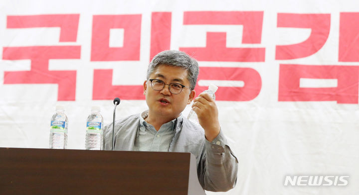 [서울=뉴시스] 추상철 기자 = 함운경 국민동행 전북지부 대표가 28일 오전 서울 여의도 국회에서 열린 국민의힘 공부모임 '국민공감'에서 '후쿠시마 원전 처리수를 둘러싼 과학과 괴담의 싸움-어민과 수산업계의 절규를 듣다'를 주제로 강연하고 있다. 2023.06.28. scchoo@newsis.com