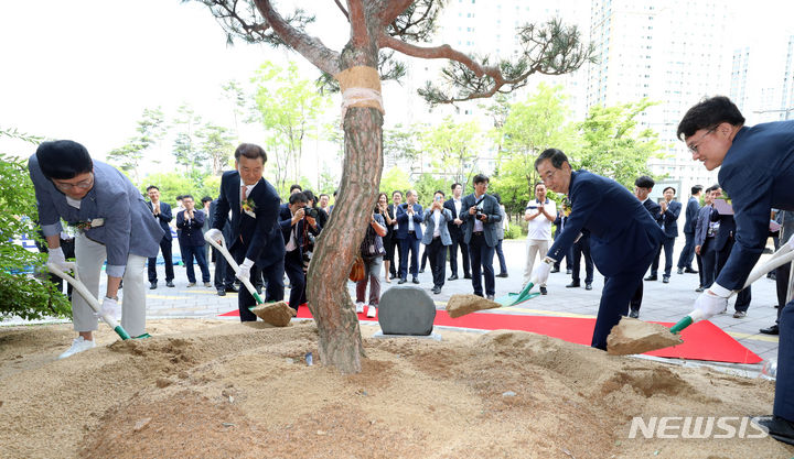 [세종=뉴시스] 강종민 기자 = 한덕수 국무총리와 황정훈 조세심판원장 등이 28일 세종시 정부세종청사에서 조세심판원 이전 기념식수를 하고 있다. 2023.06.28. ppkjm@newsis.com