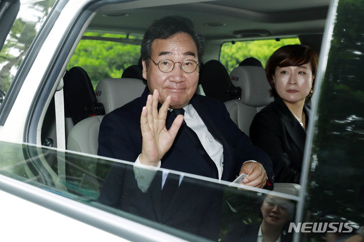 [서울=뉴시스] 최동준 기자 = 이낙연 더불어민주당 전 대표가 27일 서울 동작구 국립현충원 김대중 전 대통령 묘역을 찾아 참배한 뒤 이동하고 있다. 2023.06.27. photocdj@newsis.com
