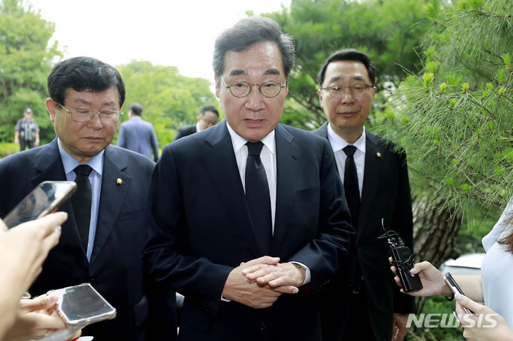 [서울=뉴시스] 최동준 기자 = 이낙연 더불어민주당 전 대표가 27일 서울 동작구 국립현충원 김대중 전 대통령 묘역을 찾아 참배한 뒤 취재진 질문에 답변하고 있다. 2023.06.27. photocdj@newsis.com