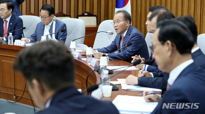 [서울=뉴시스] 이영환 기자 = 윤재옥 국민의힘 원내대표가 28일 오전 서울 여의도 국회에서 열린 우리바다 지키기 검증 TF 후쿠시마 괴담 대응·어민 보호 대책 간담회에서 인사말을 하고 있다. 2023.06.28. 20hwan@newsis.com