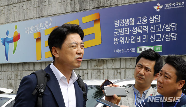 [서울=뉴시스] 최진석 기자 = 군사기밀 유출 혐의를 받고 있는 부승찬 전 국방부 대변인이 28일 국방부 검찰단으로 출석하며 기자들의 질문에 답하고 있다. 국방부 검찰단과 방첩사는 부 전 대변인이 자서전에 실은 한미 국방장관들의 연례회의인 한미안보협의회의(SCM) 내용 등이 기밀유출이라고 판단, 수사를 진행하고 있다. 2023.06.28. myjs@newsis.com