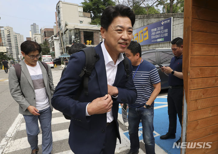 [서울=뉴시스] 최진석 기자 = 군사기밀 유출 혐의를 받고 있는 부승찬 전 국방부 대변인이 28일 국방부 검찰단으로 출석하고 있다. 국방부 검찰단과 방첩사는 부 전 대변인이 자서전에 실은 한미 국방장관들의 연례회의인 한미안보협의회의(SCM) 내용 등이 기밀유출이라고 판단, 수사를 진행하고 있다. 2023.06.28. myjs@newsis.com