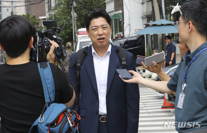 [서울=뉴시스] 최진석 기자 = 군사기밀 유출 혐의를 받고 있는 부승찬 전 국방부 대변인이 28일 국방부 검찰단으로 출석하며 기자들의 질문에 답하고 있다. 국방부 검찰단과 방첩사는 부 전 대변인이 자서전에 실은&nbsp; 한미 국방장관들의 연례회의인 한미안보협의회의(SCM) 내용 등이 기밀유출이라고 판단, 수사를 진행하고 있다. 2023.06.28. myjs@newsis.com