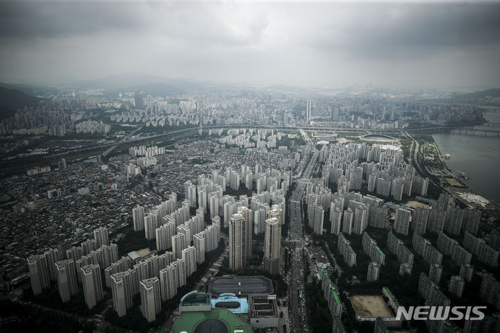 [서울=뉴시스] 정병혁 기자 = 서울 강남 지역 11개구 아파트 전세가격지수가 1년 만에 상승 전환했다. 이달 서울 아파트 전세가격지수는 지난달 84.8에서 이달 84.7로 0.1포인트(p) 감소했지만, 지난 4~5월 하락 폭이 0.7p였던 점을 감안하면 낙폭이 줄었다. 사진은 28일 서울 시내 전망대에서  바라본 서울시내 아파트의 모습. 2023.06.28. jhope@newsis.com