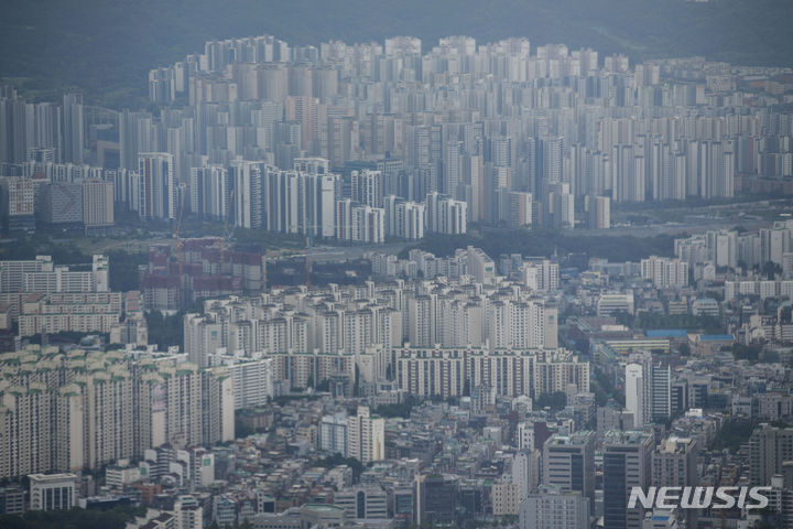 [서울=뉴시스] 정병혁 기자 = 기획재정부는 하반기부터 달라지는 제도와 법규사항 등을 알기 쉽게 정리한 '2023년 하반기부터 이렇게 달라집니다' 책자를 발간했다고 30일 밝혔다. 사진은 28일 서울 시내 전망대에서  바라본 서울시내 아파트의 모습. 2023.06.28. jhope@newsis.com