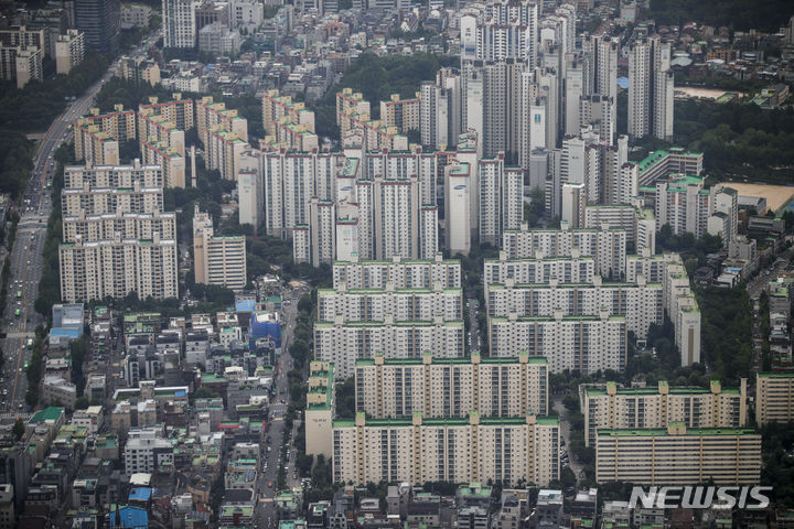 [서울=뉴시스] 정병혁 기자 = 서울 강남 지역 11개구 아파트 전세가격지수가 1년 만에 상승 전환했다. 이달 서울 아파트 전세가격지수는 지난달 84.8에서 이달 84.7로 0.1포인트(p) 감소했지만, 지난 4~5월 하락 폭이 0.7p였던 점을 감안하면 낙폭이 줄었다. 사진은 28일 서울 시내 전망대에서  바라본 서울시내 아파트의 모습. 2023.06.28. jhope@newsis.com