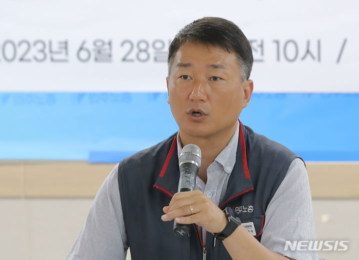 [서울=뉴시스] 김금보 기자 = 양경수 전국민주노동조합총연맹 위원장이 28일 오전 서울 중구 전국민주노동조합총연맹에서 총파업 기자간담회를 하고 있다. 2023.06.28 kgb@newsis.com