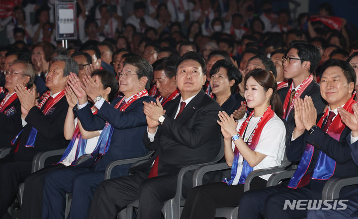 [서울=뉴시스] 홍효식 기자 = 윤석열 대통령이 28일 서울 중구 장충체육관에서 열린 한국자유총연맹 창립 제69주년 기념식에사 박수치고 있다. (대통령실통신사진기자단) 2023.06.28. yesphoto@newsis.com