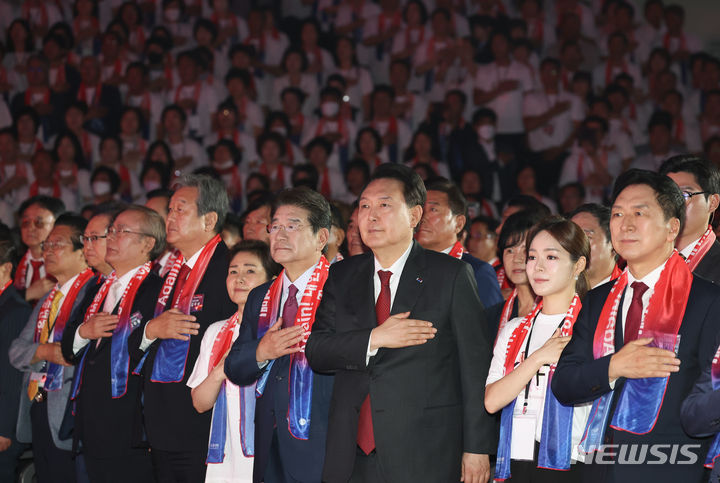 [서울=뉴시스] 홍효식 기자 = 윤석열 대통령이 28일 서울 중구 장충체육관에서 열린 한국자유총연맹 창립 제69주년 기념식에서 국기에 대한 경례를 하고 있다. (대통령실통신사진기자단) 2023.06.28. yesphoto@newsis.com