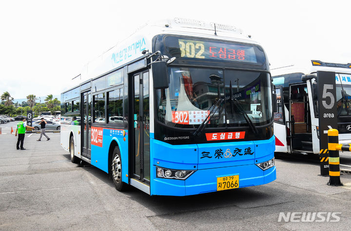 [제주=뉴시스] 우장호 기자 = 제주시 도심 구간을 운행하는 급행버스 2개 노선이 신설돼 28일부터 운행을 시작한다. 제주시 남북축을 운행하게 될 302번 급행버스는 제주공항과 제주국제대를 순환하는 15.3㎞ 노선으로 하루 편도 74차례 운행한다. 사진은 이날 오전 도심급행버스 운행 개시 기념식이 열린 제주공항에 정차한 급행버스 모습. 2023.06.28. woo1223@newsis.com