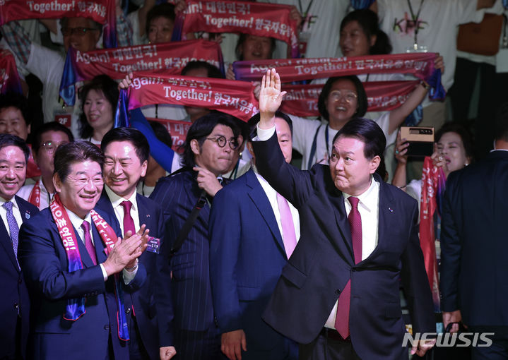 [서울=뉴시스] 홍효식 기자 = 윤석열 대통령이 28일 서울 중구 장충체육관에서 열린 한국자유총연맹 창립 제69주년 기념식에 입장하며 참석자들에게 인사하고 있다. (대통령실통신사진기자단) 2023.06.28. yesphoto@newsis.com