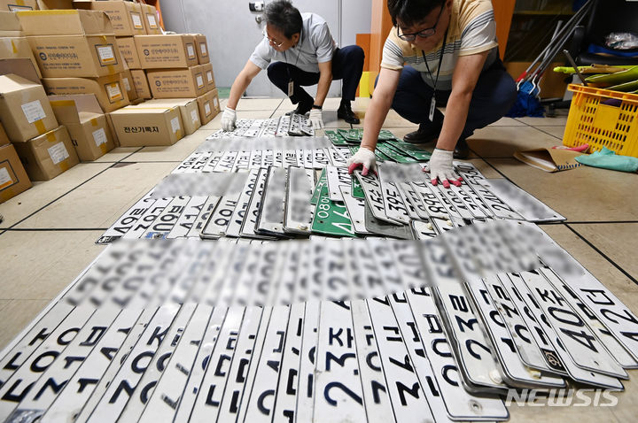 [수원=뉴시스] 김종택 기자 = 상반기 경기도 체납 차량 일제 단속의 날인 28일 경기도 수원시 권선구청에서 세무과 징수팀 직원들이 체납차량에서 영치한 자동차 번호판을 정리하고 있다. 대상은 자동차세 3회 이상 또는 차량 관련 과태료 30만원 이상 체납차량이며 주택가, 다중 밀집지역, 공용주차장 등 차량 밀집 지역을 중심으로 번호판을 영치한다. 2023.06.28. jtk@newsis.com