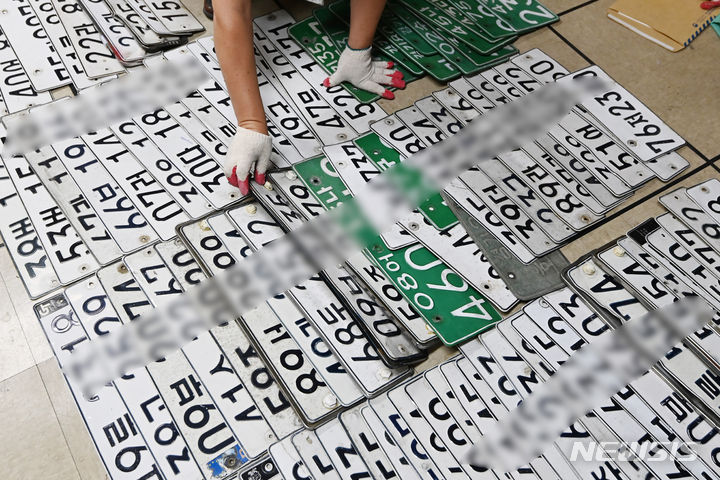[수원=뉴시스] 김종택 기자 = 상반기 경기도 체납 차량 일제 단속의 날인 28일 경기도 수원시 권선구청에서 세무과 징수팀 직원들이 체납차량에서 영치한 자동차 번호판을 정리하고 있다. 대상은 자동차세 3회 이상 또는 차량 관련 과태료 30만원 이상 체납차량이며 주택가, 다중 밀집지역, 공용주차장 등 차량 밀집 지역을 중심으로 번호판을 영치한다. 2023.06.28. jtk@newsis.com